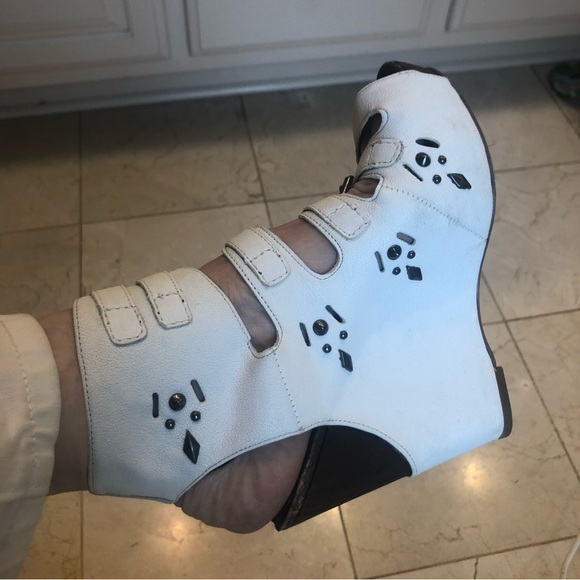 Sam Edelman while wedge sandal / booties with multiple buckles, leather, Sz 7.5 - Picture 13 of 15